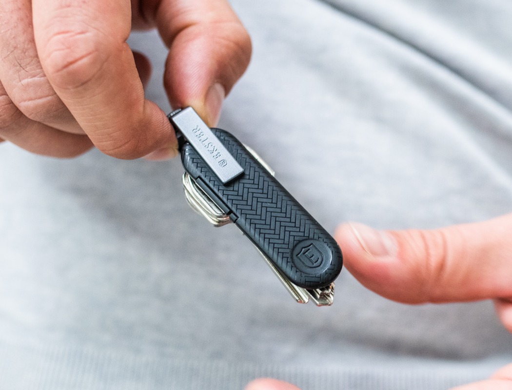 Key buckle，location，Flashlight，Bluetooth，selfie，