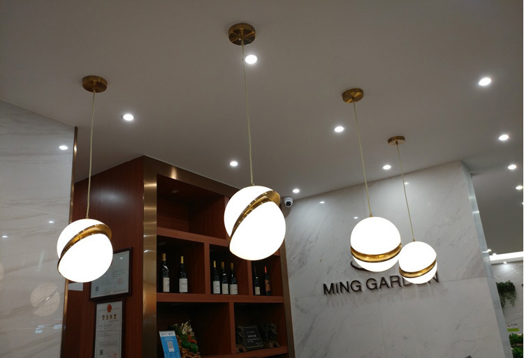 a chandelier，Soft outfit，Classic style，