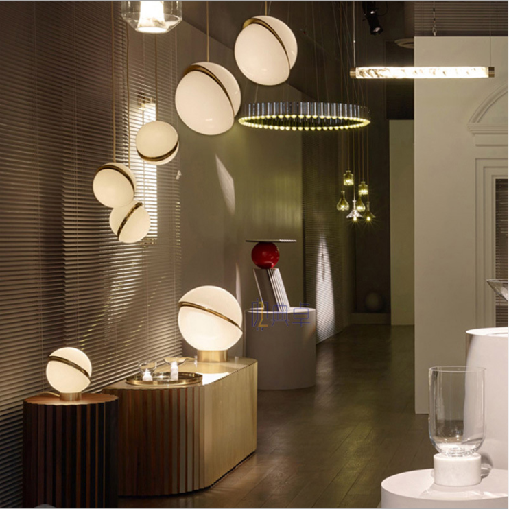 a chandelier，Soft outfit，Classic style，