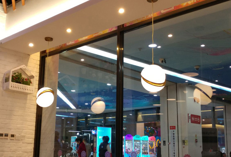 a chandelier，Soft outfit，Classic style，