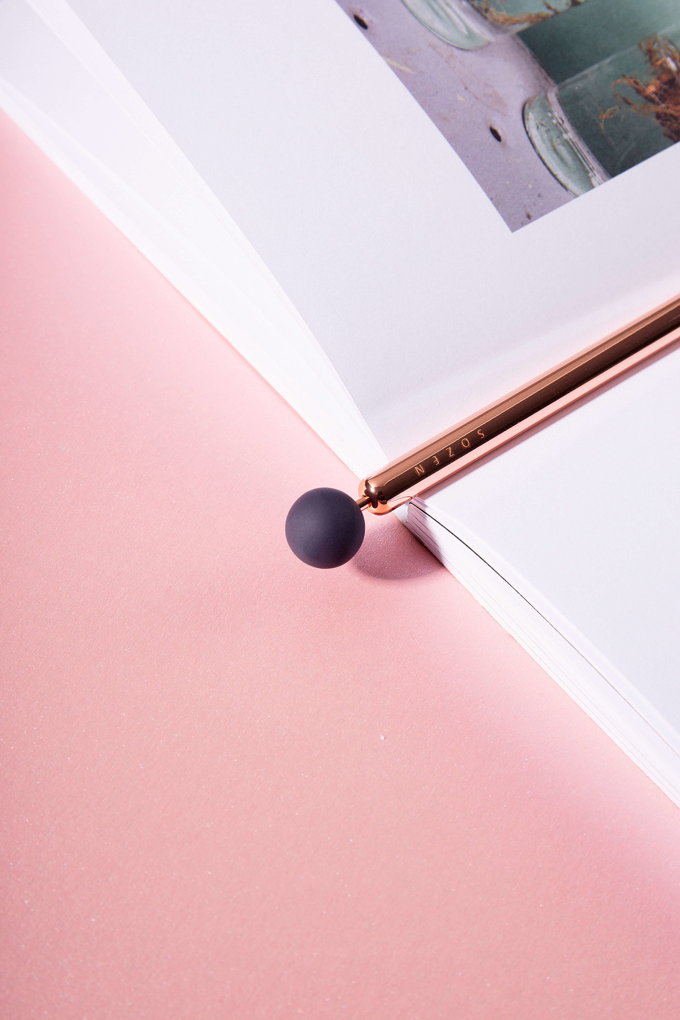 In the palm of your hand，pencil，product，Design，delicate，Minimalist，