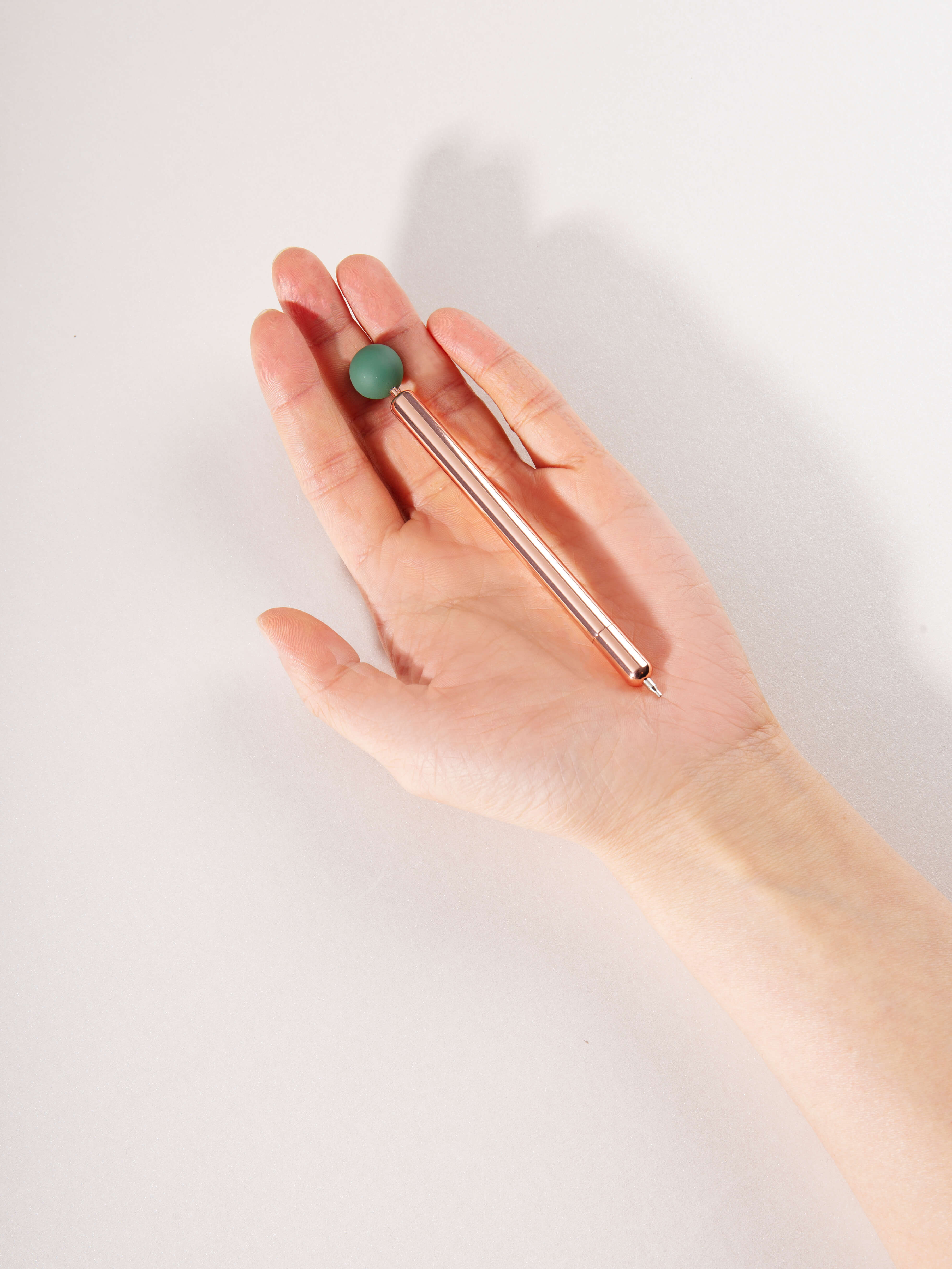 In the palm of your hand，pencil，product，Design，delicate，Minimalist，