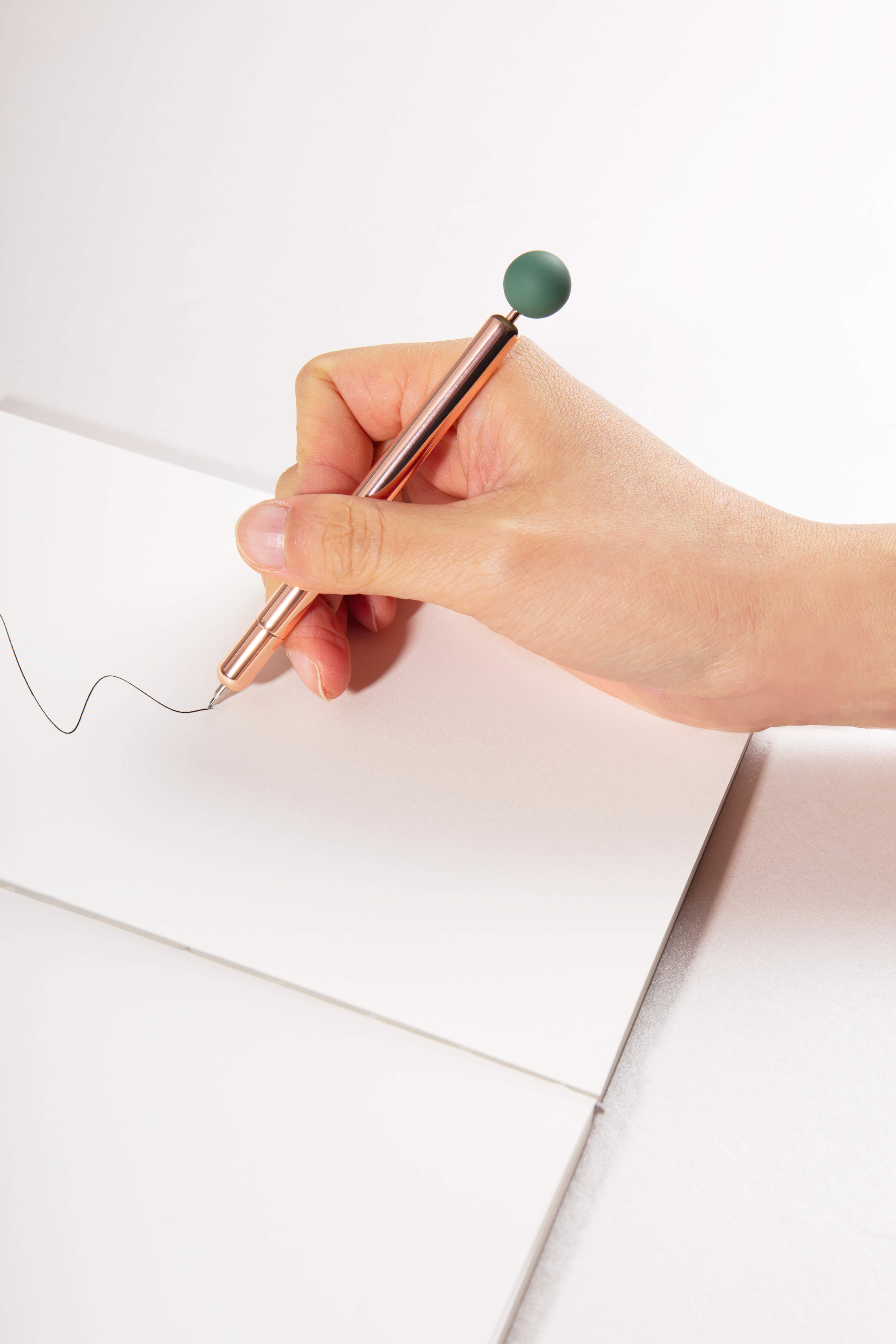 In the palm of your hand，pencil，product，Design，delicate，Minimalist，