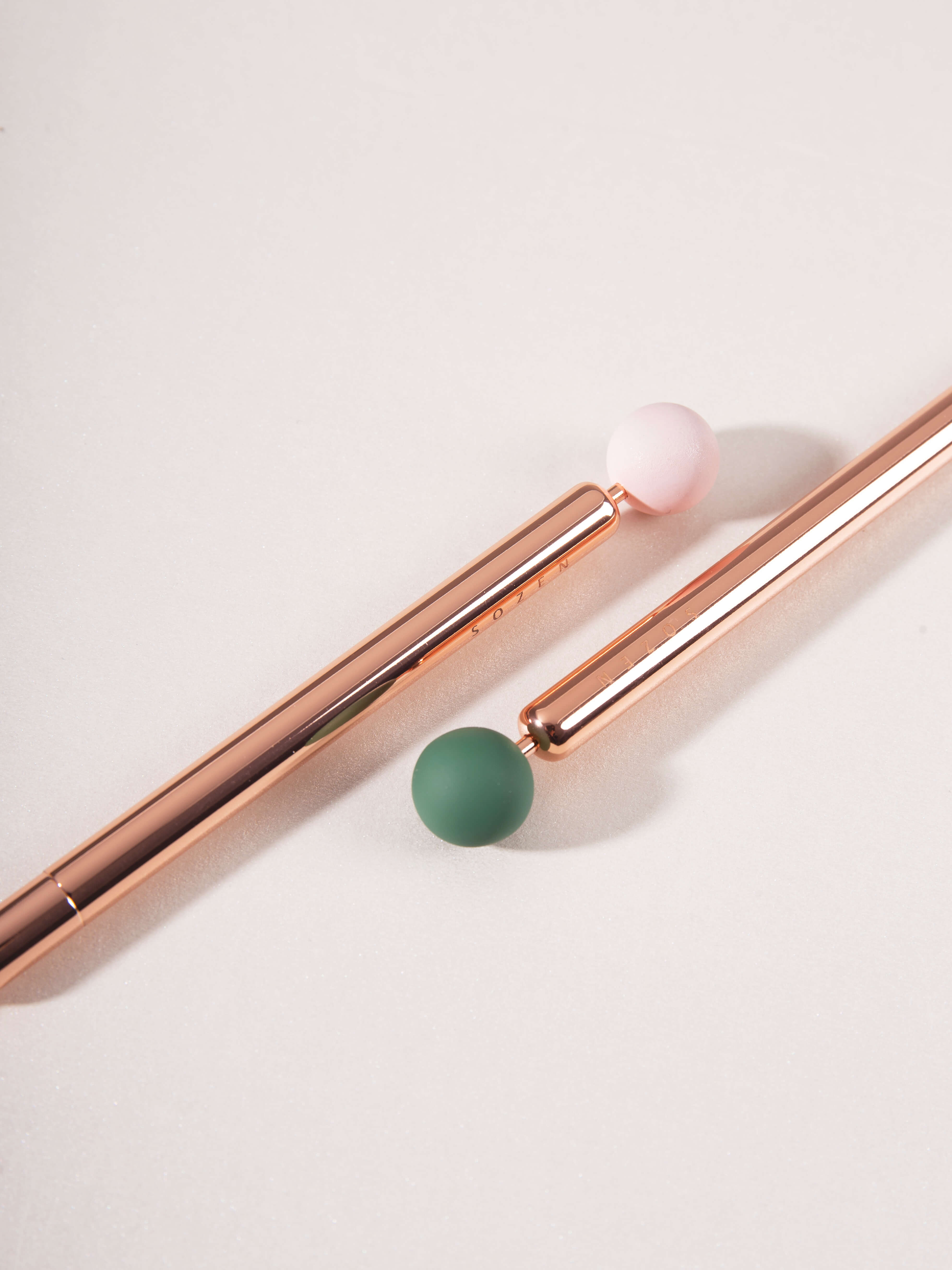 In the palm of your hand，pencil，product，Design，delicate，Minimalist，