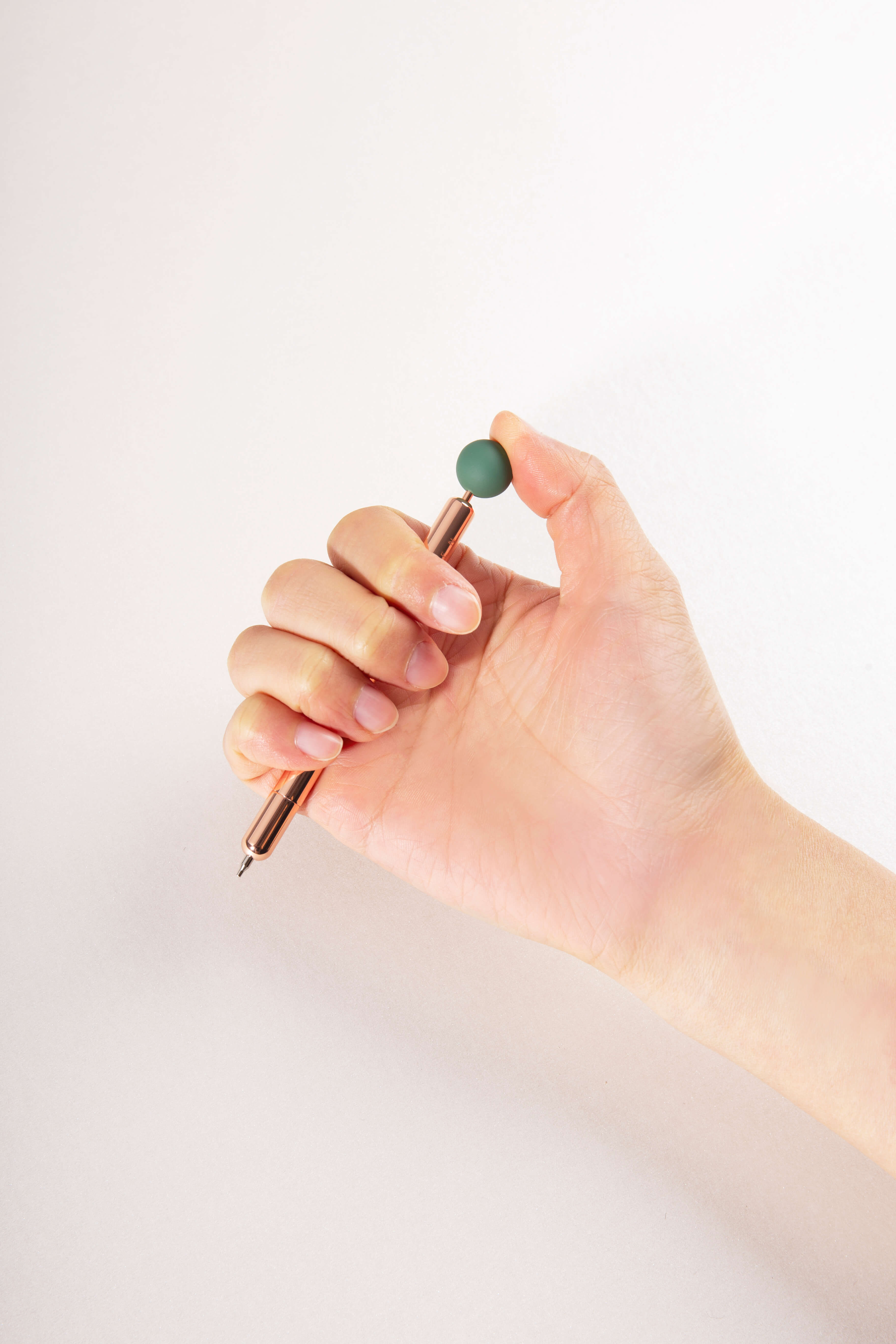 In the palm of your hand，pencil，product，Design，delicate，Minimalist，
