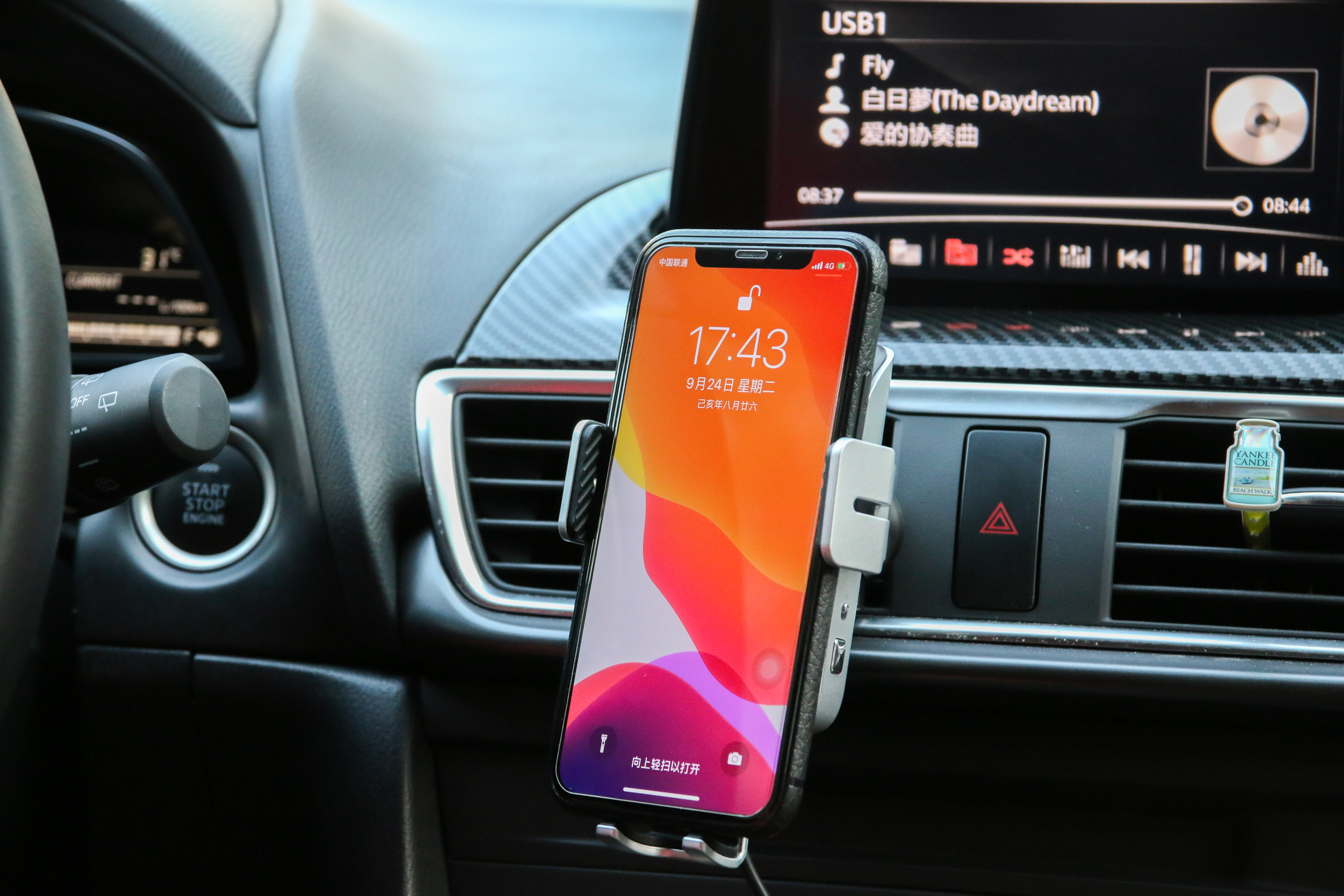 product design，industrial design，Wireless charging，vehicle，Simplicity，fashion，Light luxury，Yeah. Mr Yu，