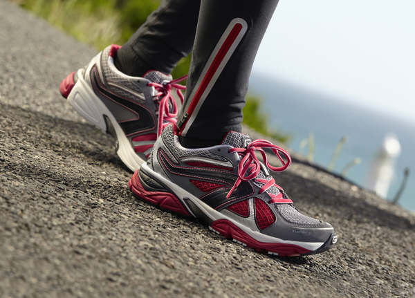 sneakers，outdoors，motion，female sex，