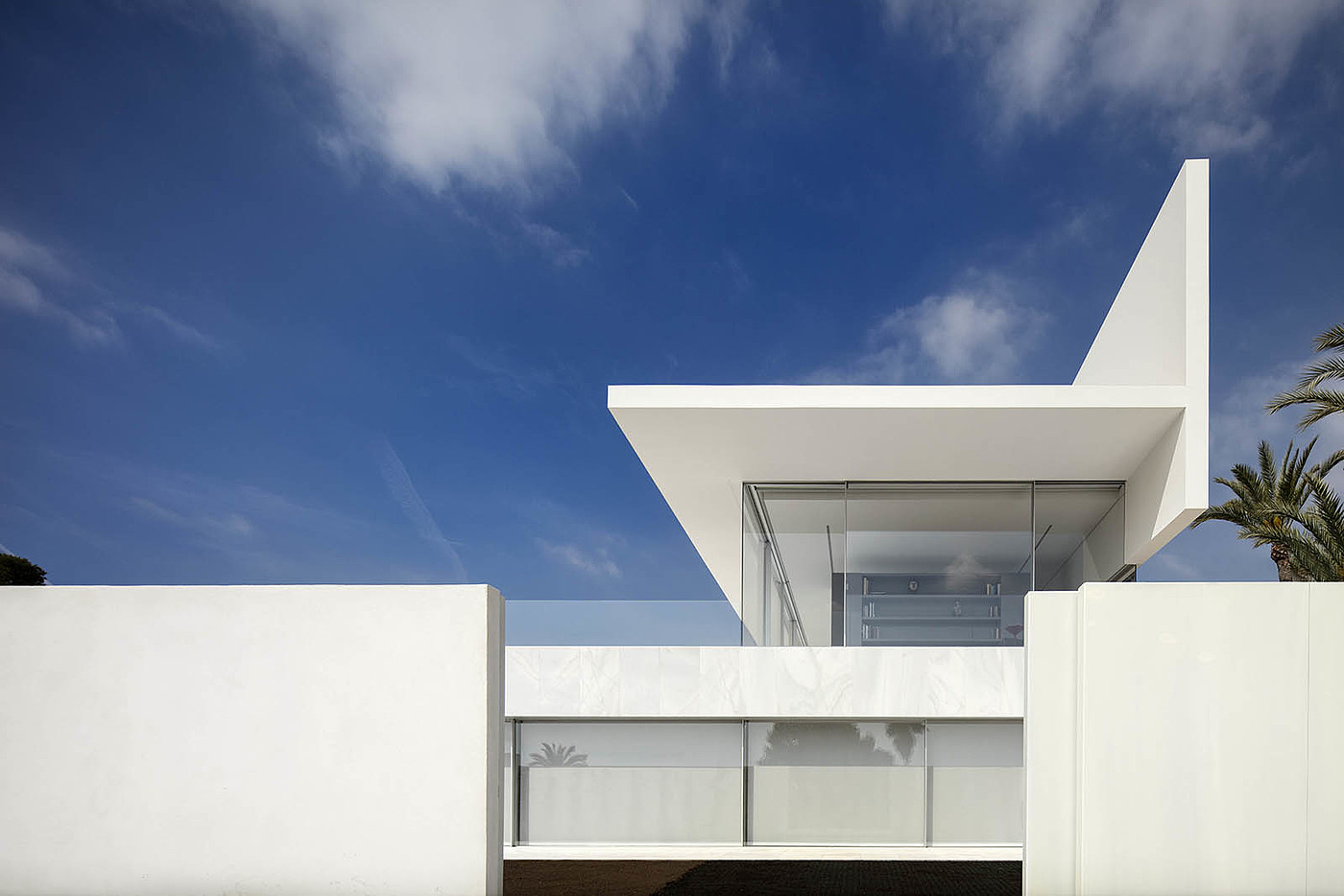 Hoffman's former residence，T-shaped structure roof，Hofmann House，