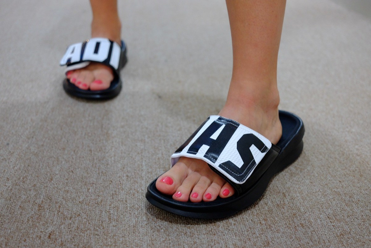 Outdoor design，motion，comfortable，product design，slipper，Hand drawn，