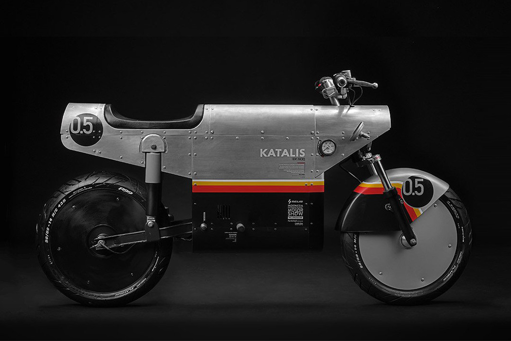 Electric vehicle，fighter，World War II，Futurist，