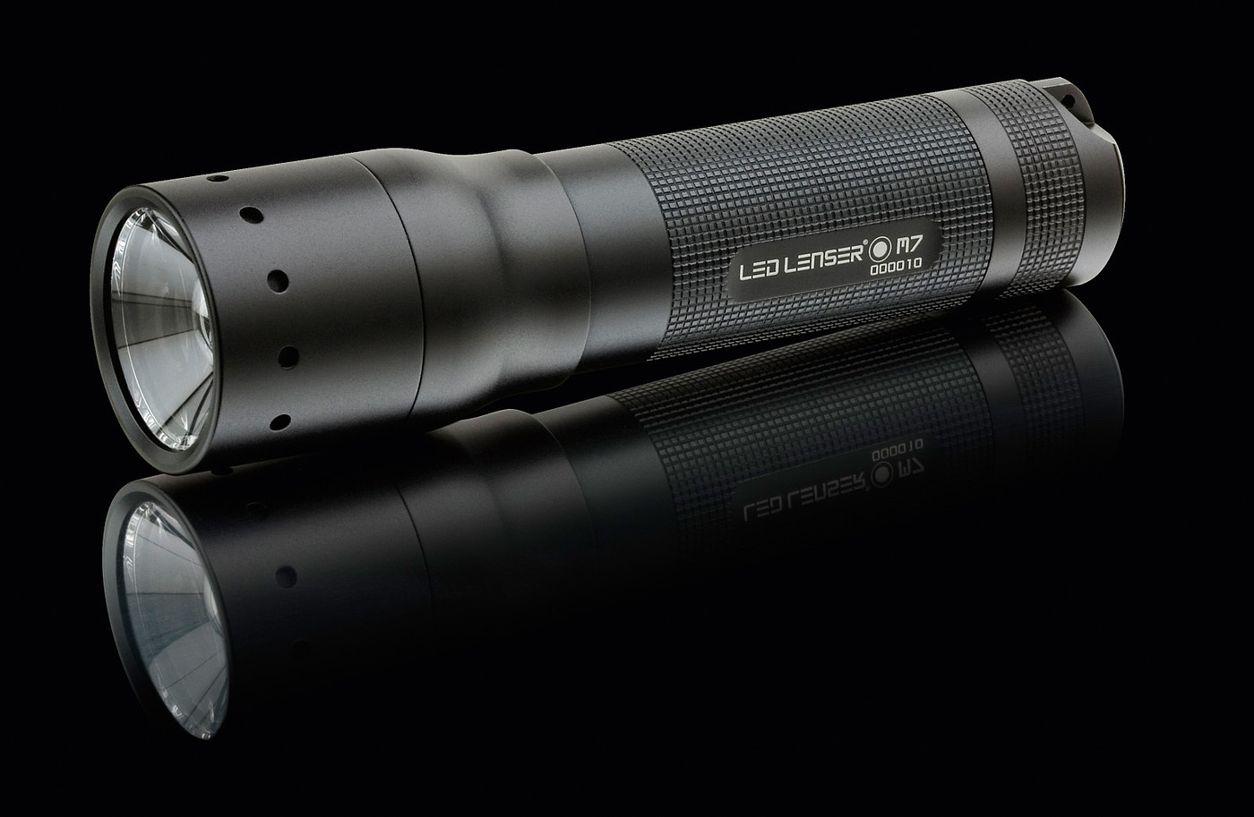 Flashlight，outdoors，