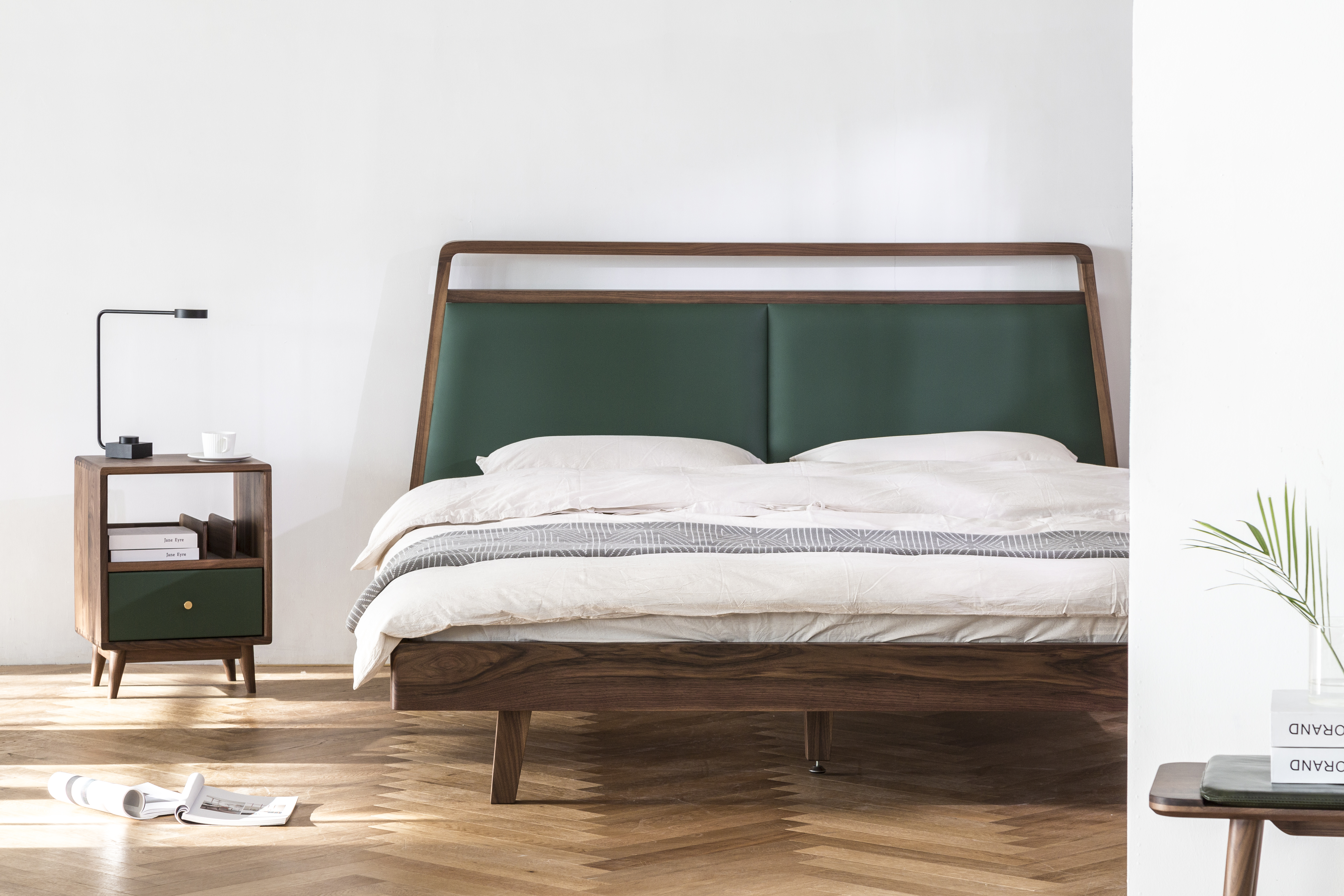 Furniture designer Ren Mengying，