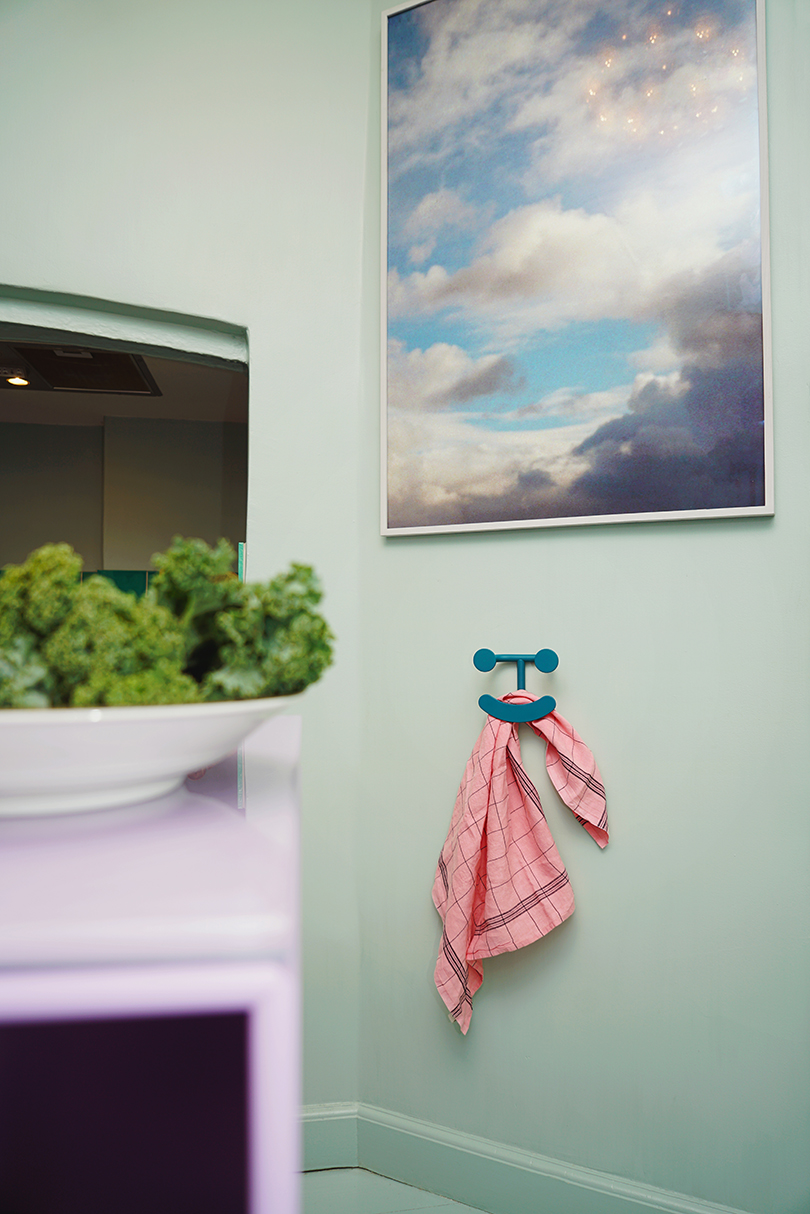 vase，Wall hanging，smiling face，