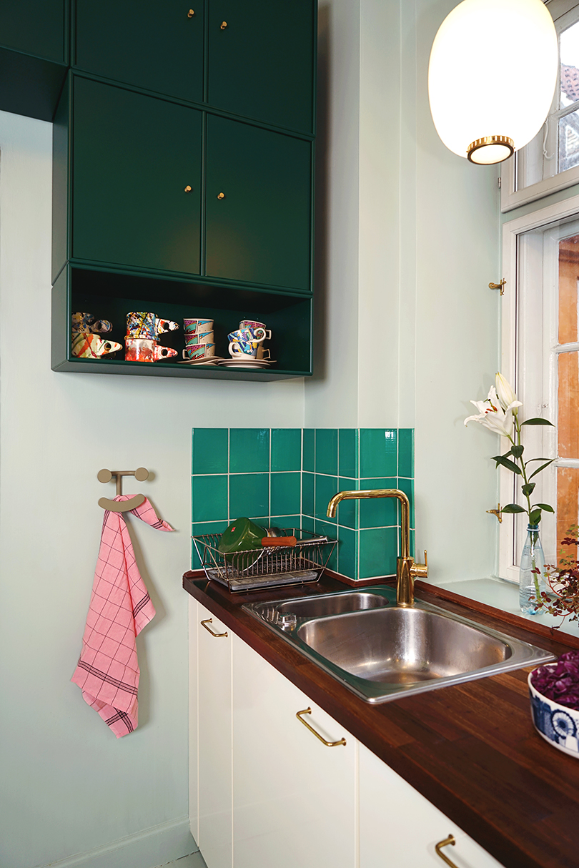 vase，Wall hanging，smiling face，