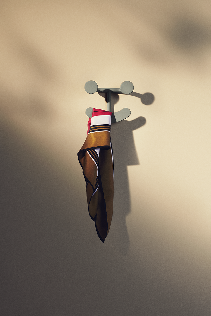 vase，Wall hanging，smiling face，