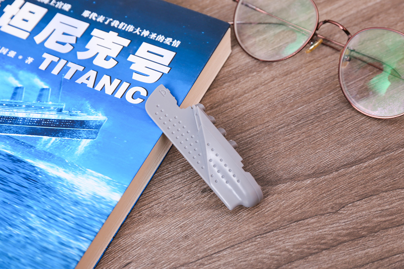 bookmark，Creative bookmark，Titanic shipwreck bookmark，