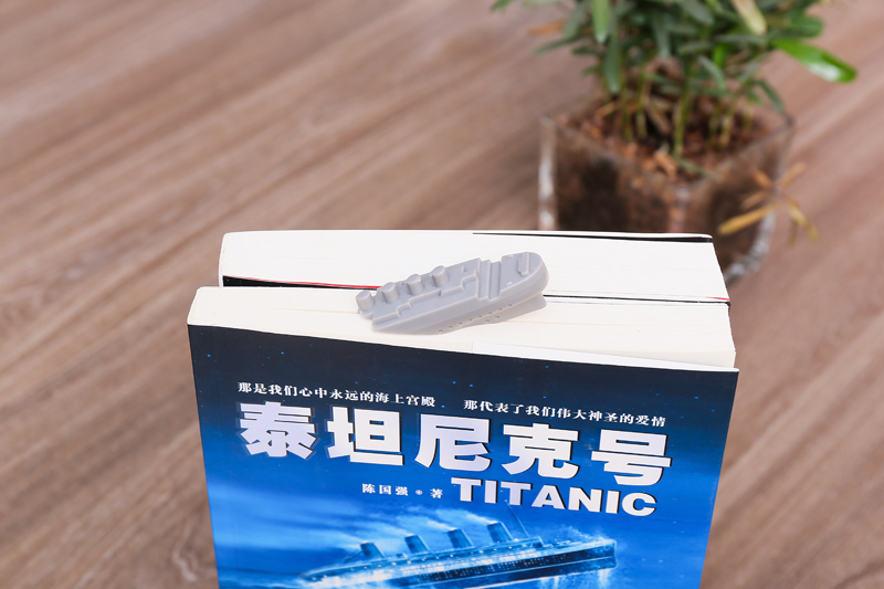 bookmark，Creative bookmark，Titanic shipwreck bookmark，