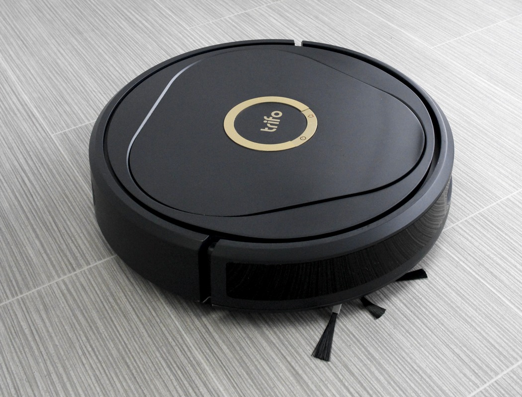AI robot，sweeping machine，black，