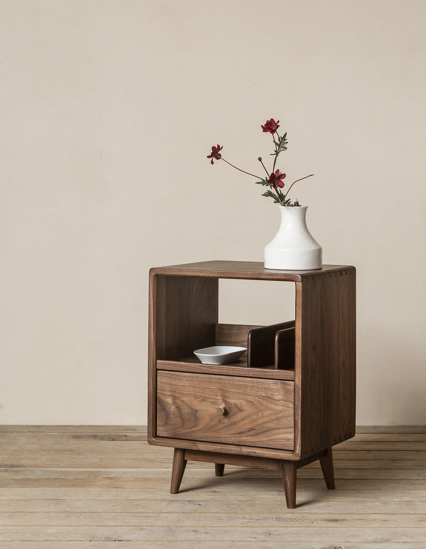 Furniture designer Ren Mengying，