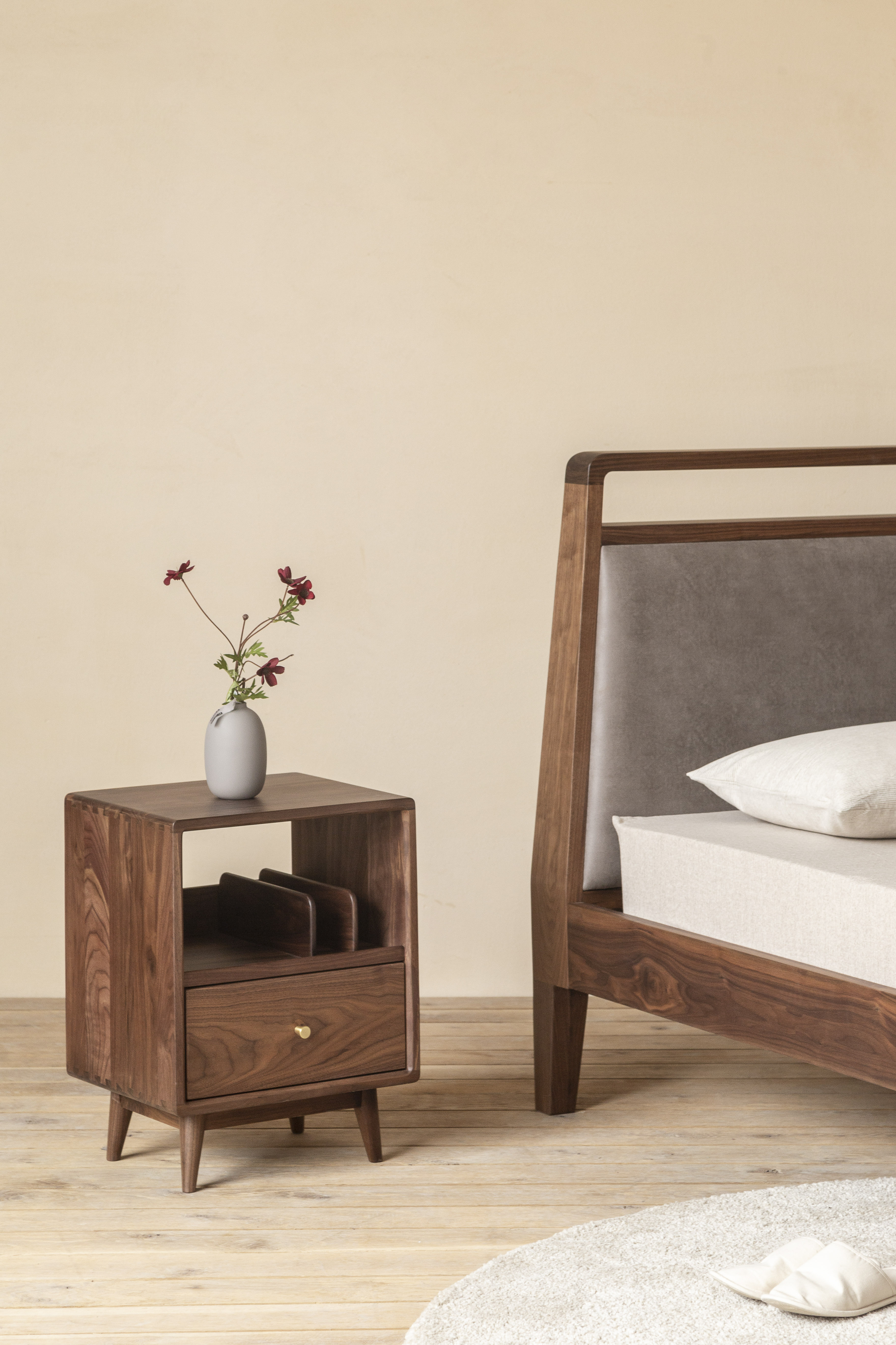 Furniture designer Ren Mengying，