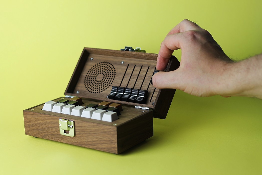 music，Synthesizer，wooden ，Multicolor，Small，