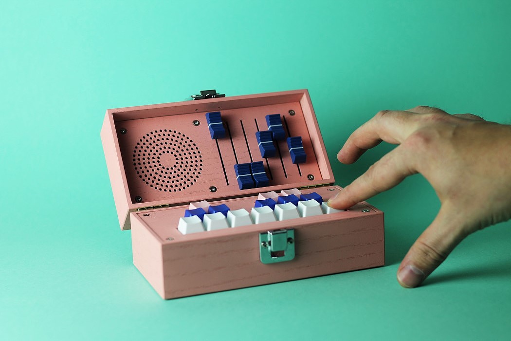 music，Synthesizer，wooden ，Multicolor，Small，