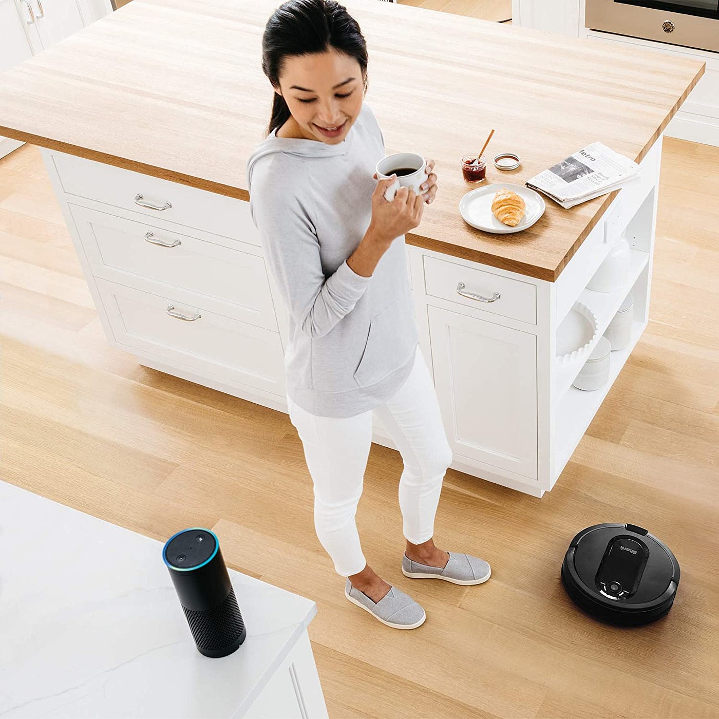 2020 red dot product design award，intelligence，Sweeping robot，black，Simplicity，