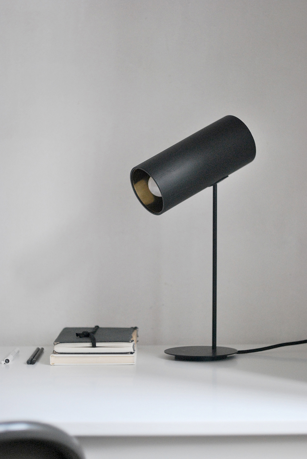 crow，desk lamp，modern，
