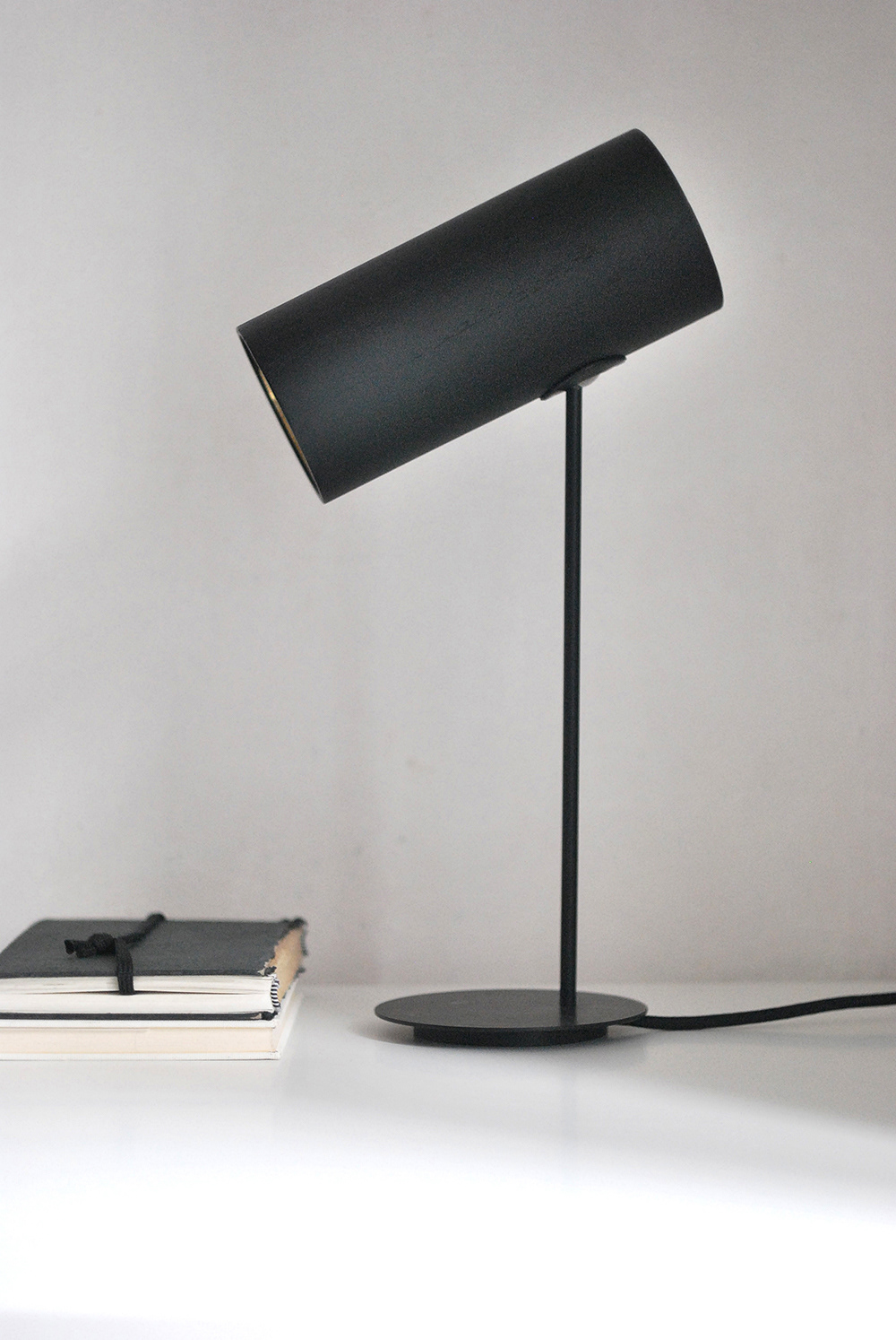 crow，desk lamp，modern，