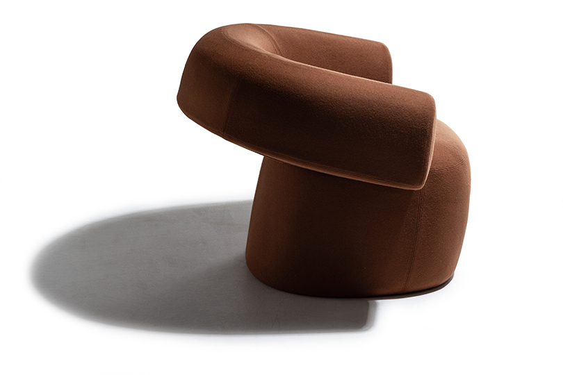 Patricia Urquio，chair，embrace，