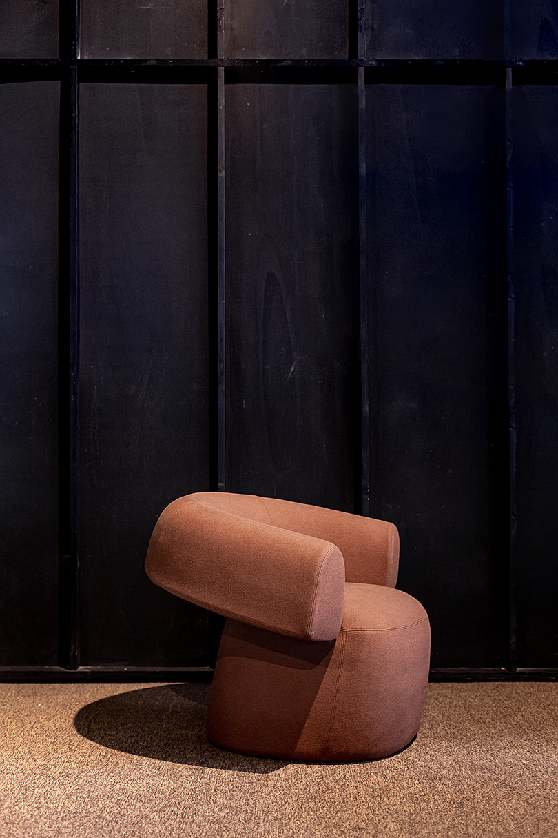 Patricia Urquio，chair，embrace，