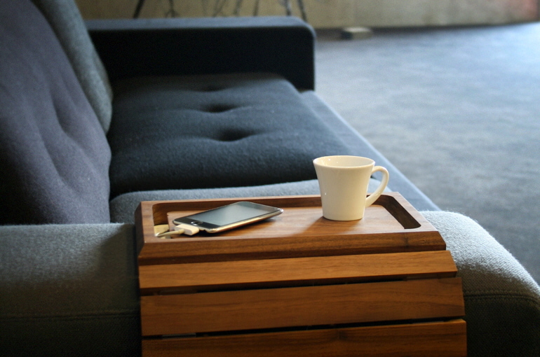 Broken mobile phone，industrial design，User experience，woodiness，Receive，