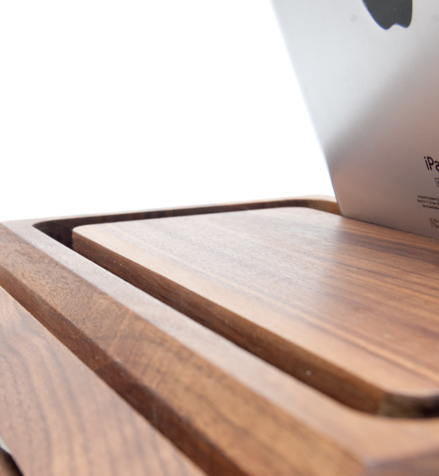 Broken mobile phone，industrial design，User experience，woodiness，Receive，