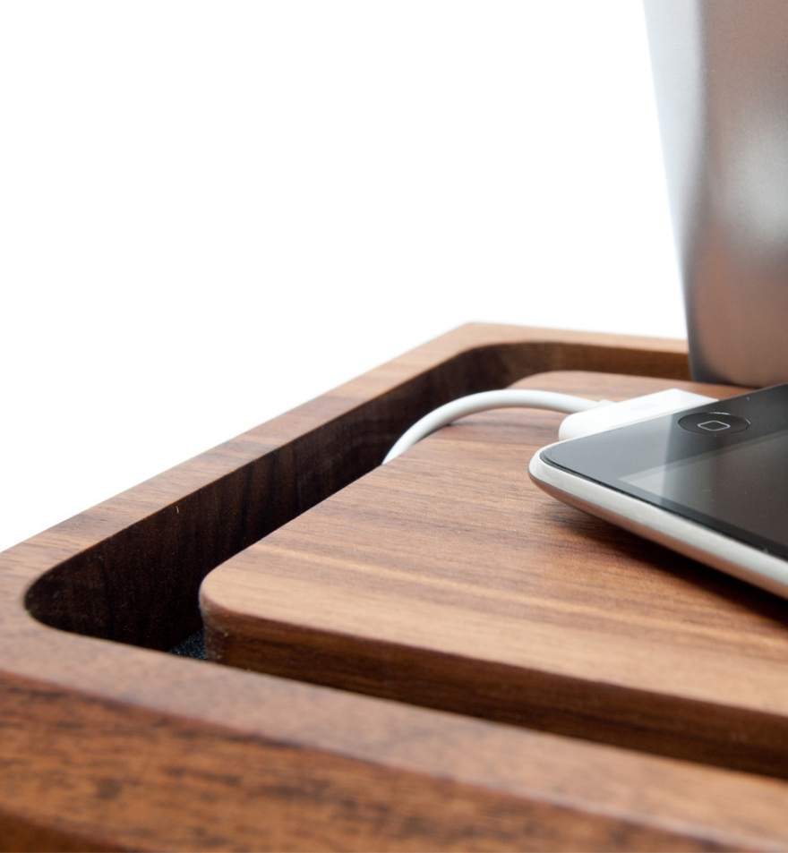 Broken mobile phone，industrial design，User experience，woodiness，Receive，
