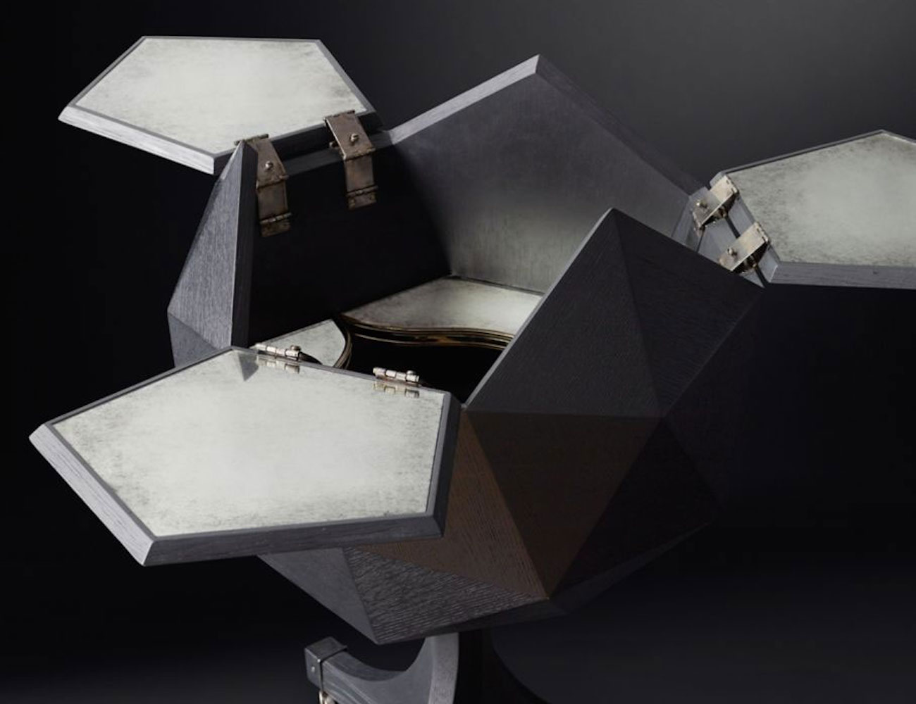 Storage，Alcohol，polyhedron，black，wooden ，