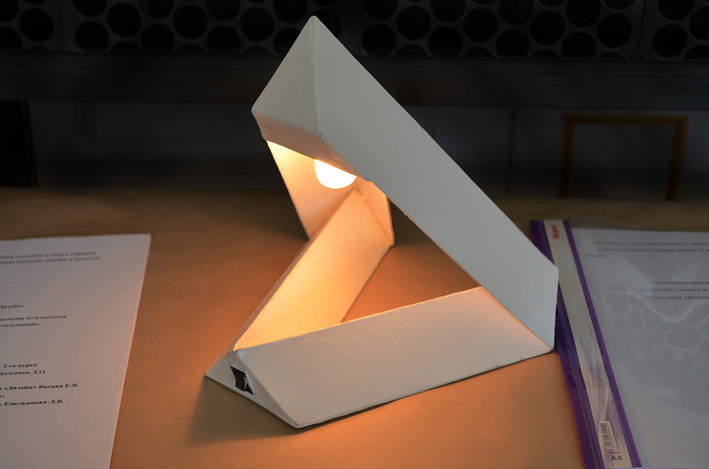 Desk lamp，geometry，Pyramid，