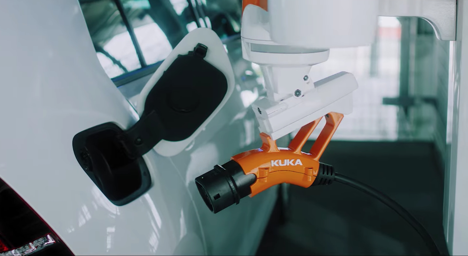 KUKA carla_connect，Electric vehicle charging robot，Charging equipment，2020 red dot product design award，