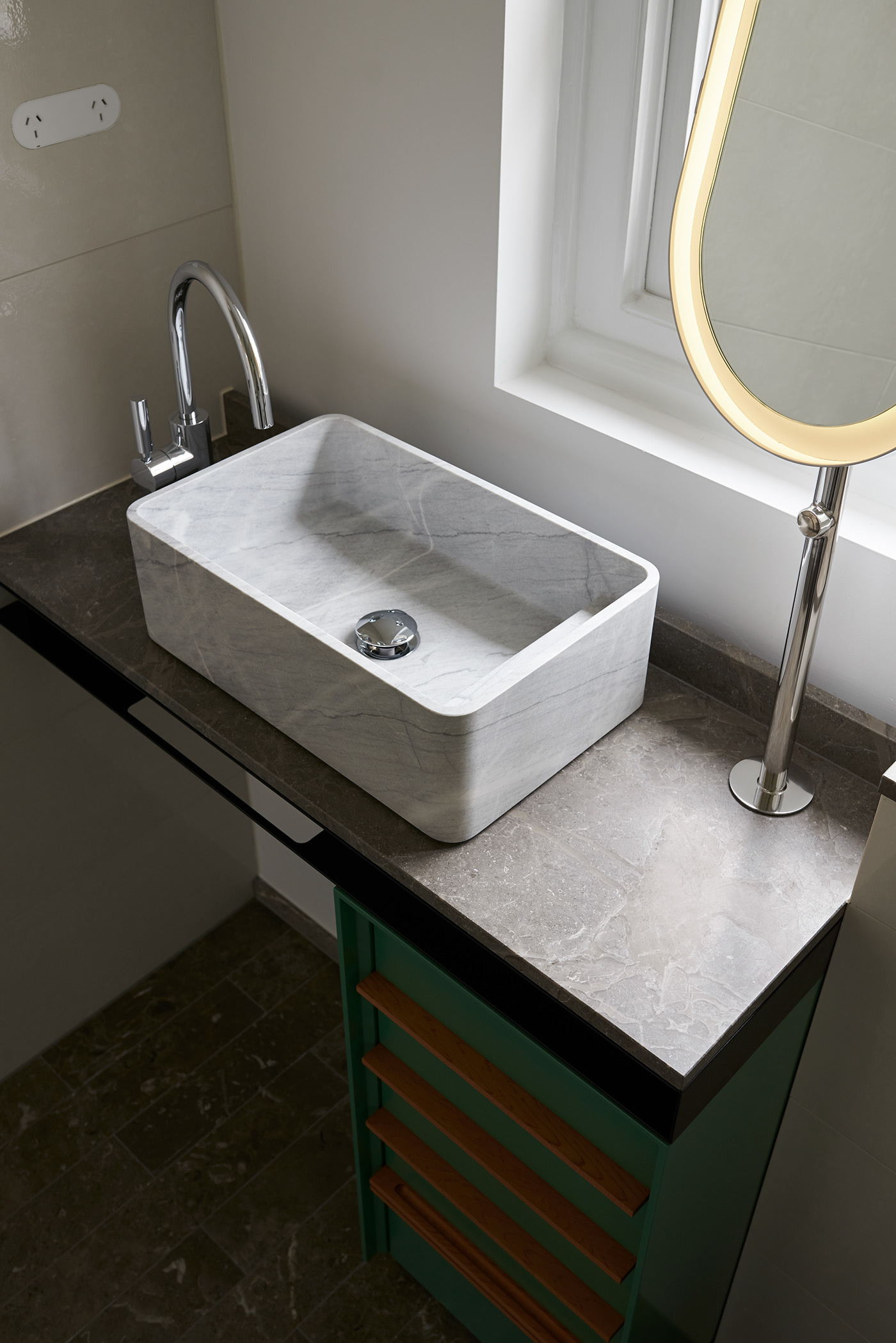 mirror，Cosmetic mirror，lamp，bathroom，