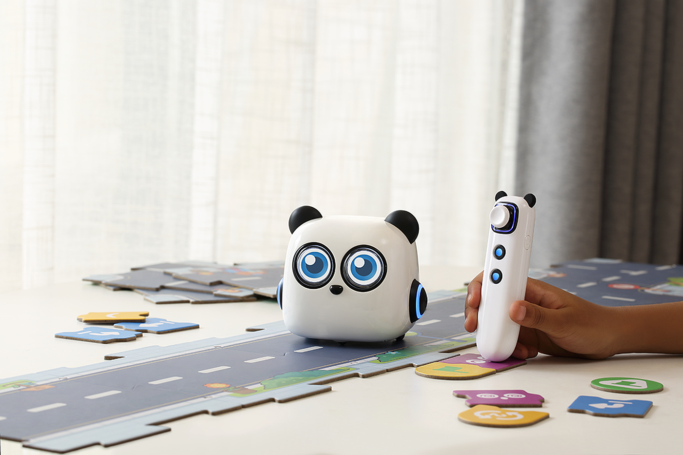 mTiny Robot，Early education robot，Intelligent products，2020 red dot product design award，