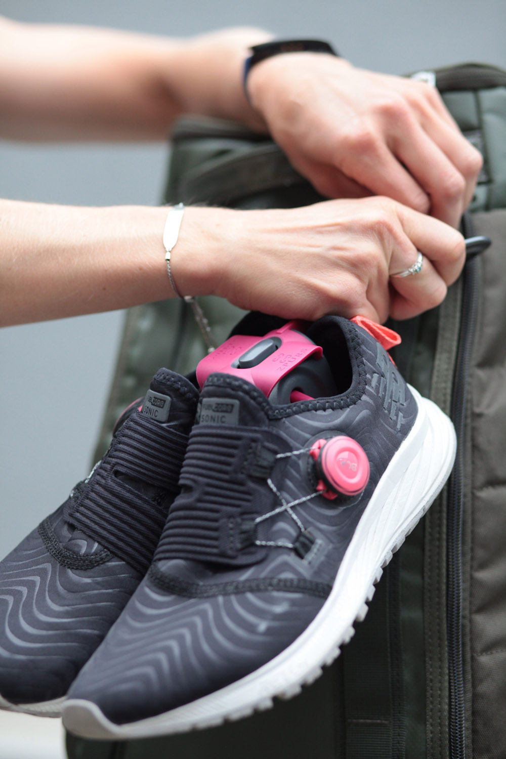 2020 red dot product design award，ZPUR，Shoe clip，carry，