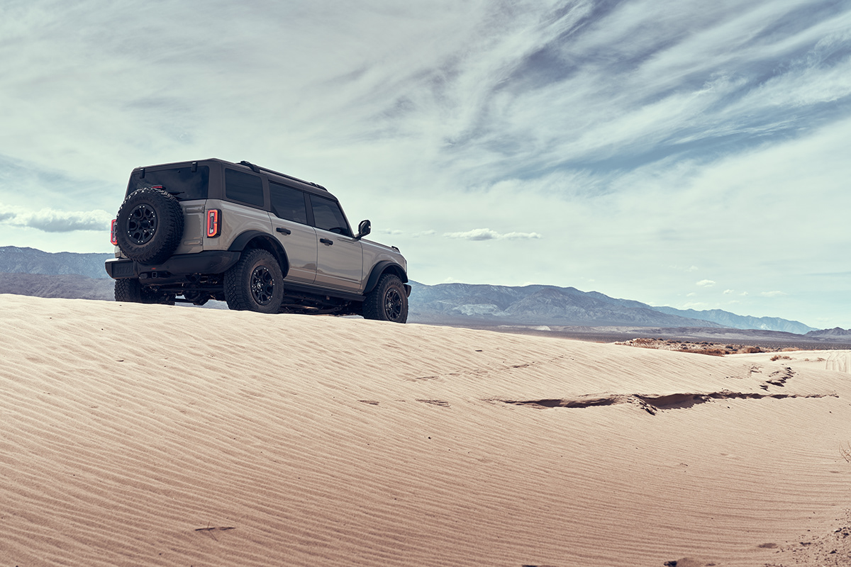 advertisement，Photography，automobile，Off-road vehicle，BRONCO，Ford，