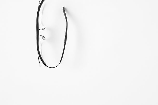 眼镜，材料运用，佐藤大，通过弯曲薄的钛板而不使用铰链，提供了极好，