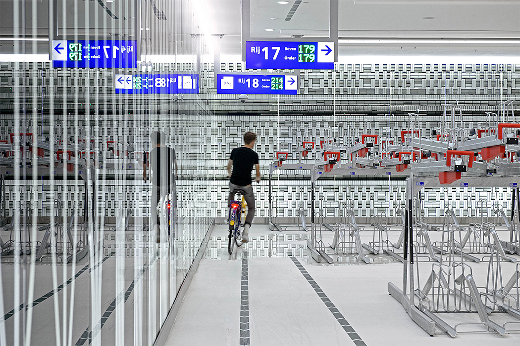 Bicycle，garage，modern，traffic，