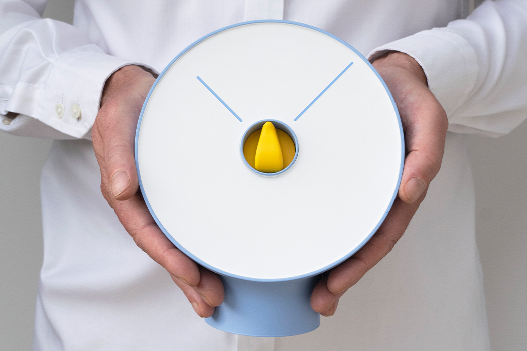 the elderly，intelligence，mirror，magnifier，Clock，