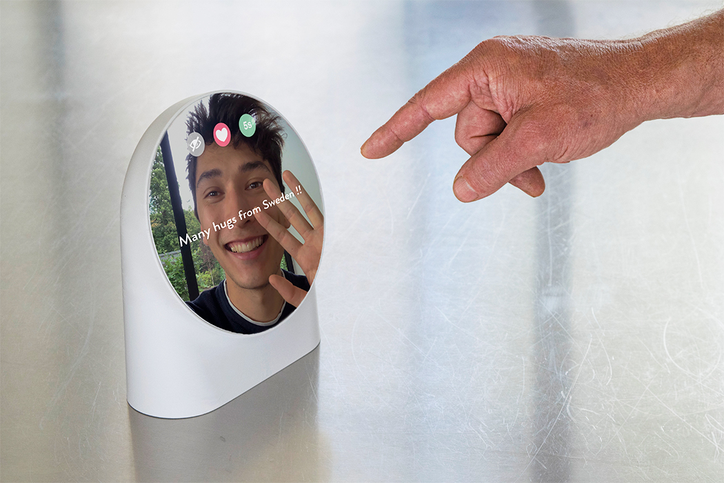 the elderly，intelligence，mirror，magnifier，Clock，