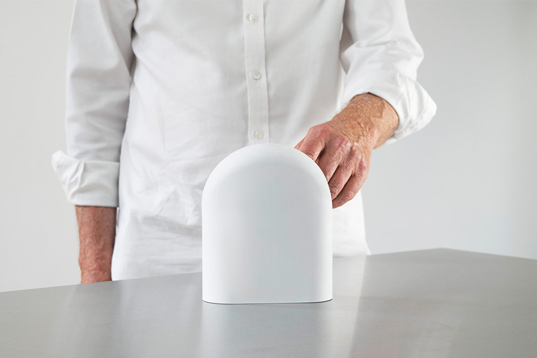 the elderly，intelligence，mirror，magnifier，Clock，