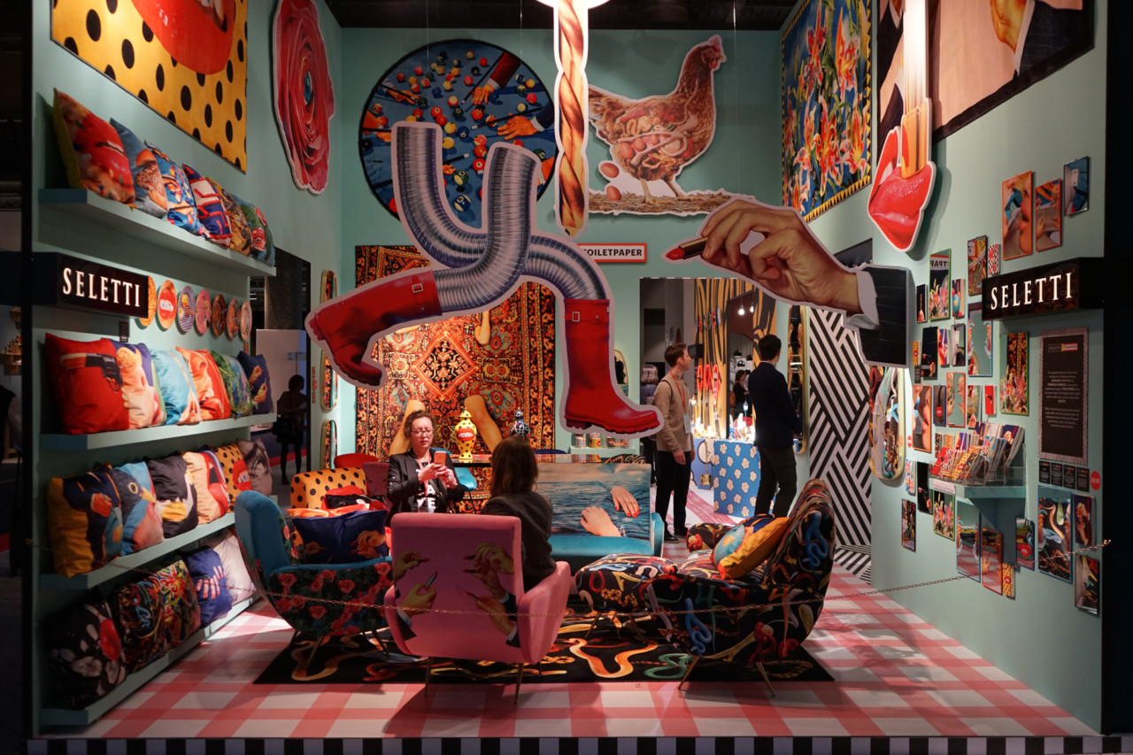 exposition，hourglass，sofa，wallpaper，decorate，