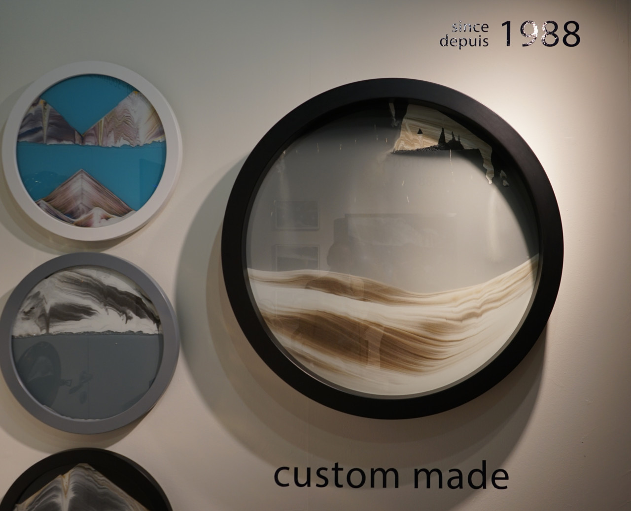 exposition，hourglass，sofa，wallpaper，decorate，