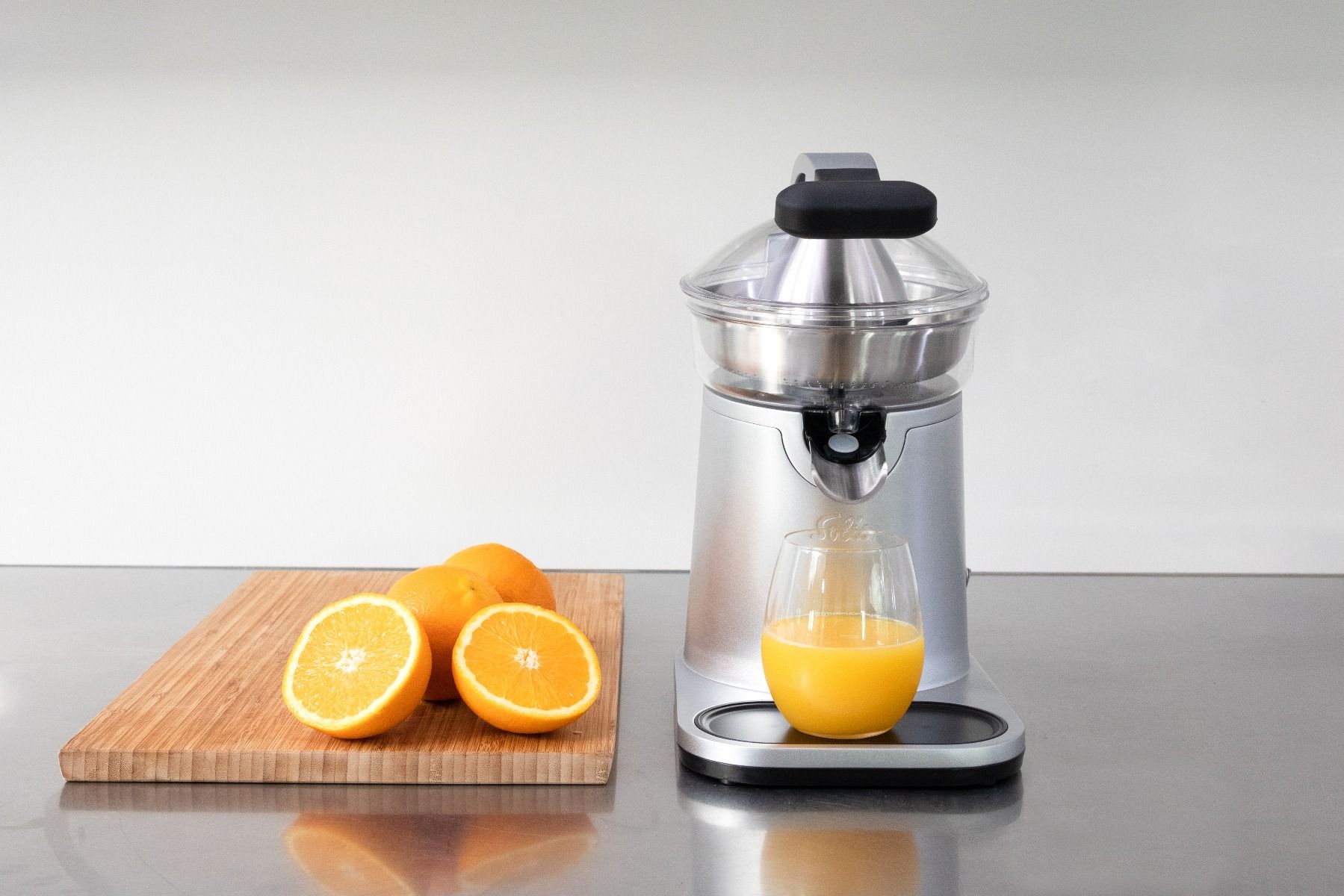 2020 red dot product design award，Juicer，white，modern，Simplicity，