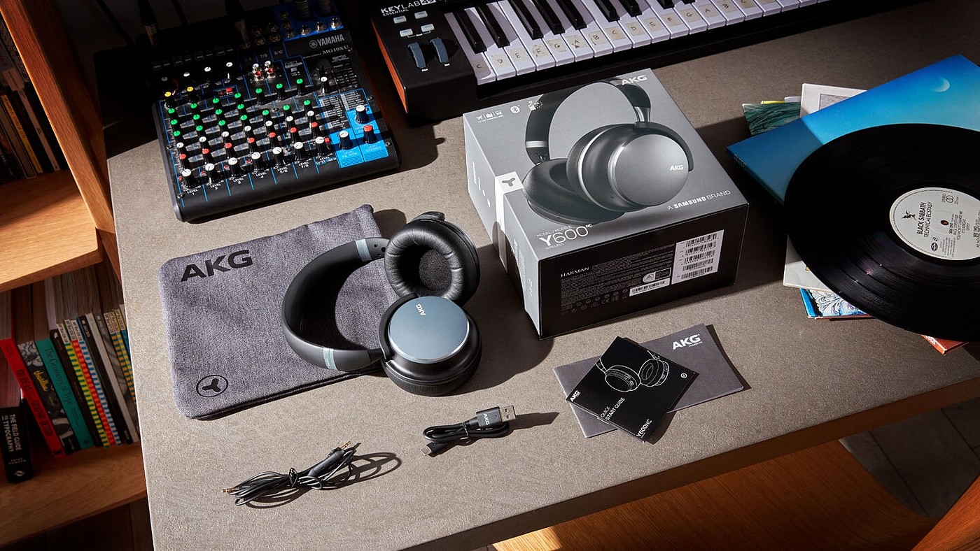 2020 red dot product design award，AKG Y600NC Wireless，headset，black，over-ear ，wireless，noise reduction，